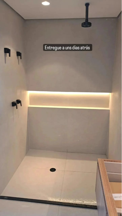Banheiro com nicho iluminado