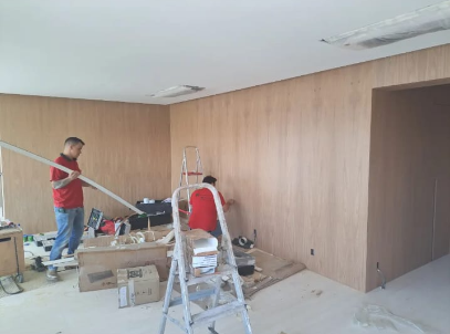 Painel ripado de madeira