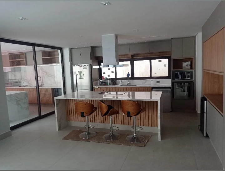 Cozinha gourmet com ilha de mármore