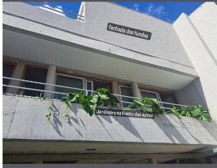 Fachada dos fundos & jardineiras