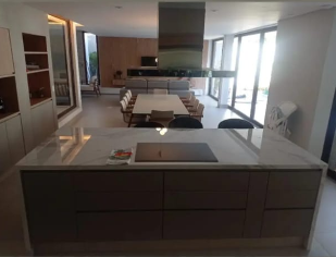 Cozinha com ilha & cooktop integrado
