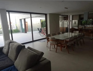 Living com varanda envidraçada